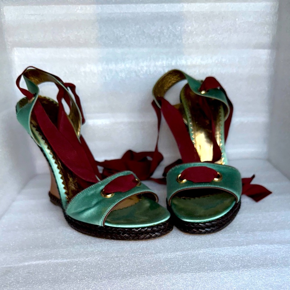 BCBG MAXAZRIA wedge strappy shoes. Size 8. Vintage.
